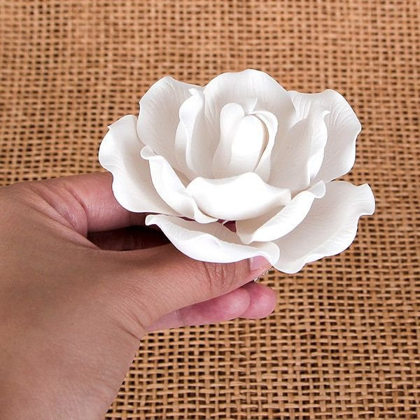 Gum paste by fondx great for making sugarflowers, loops, and other edible figures. Great for cake decorating your own cakes.